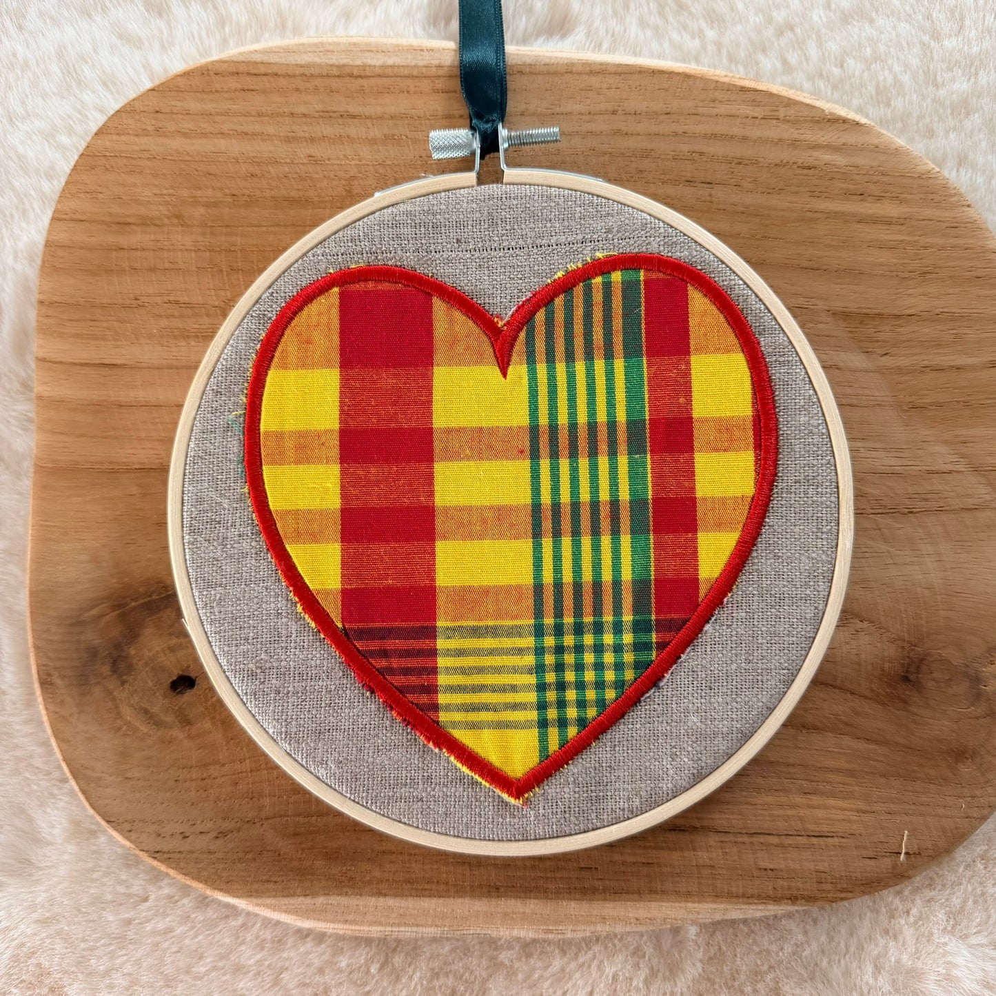 Cadre brodé, Coeur souvenir