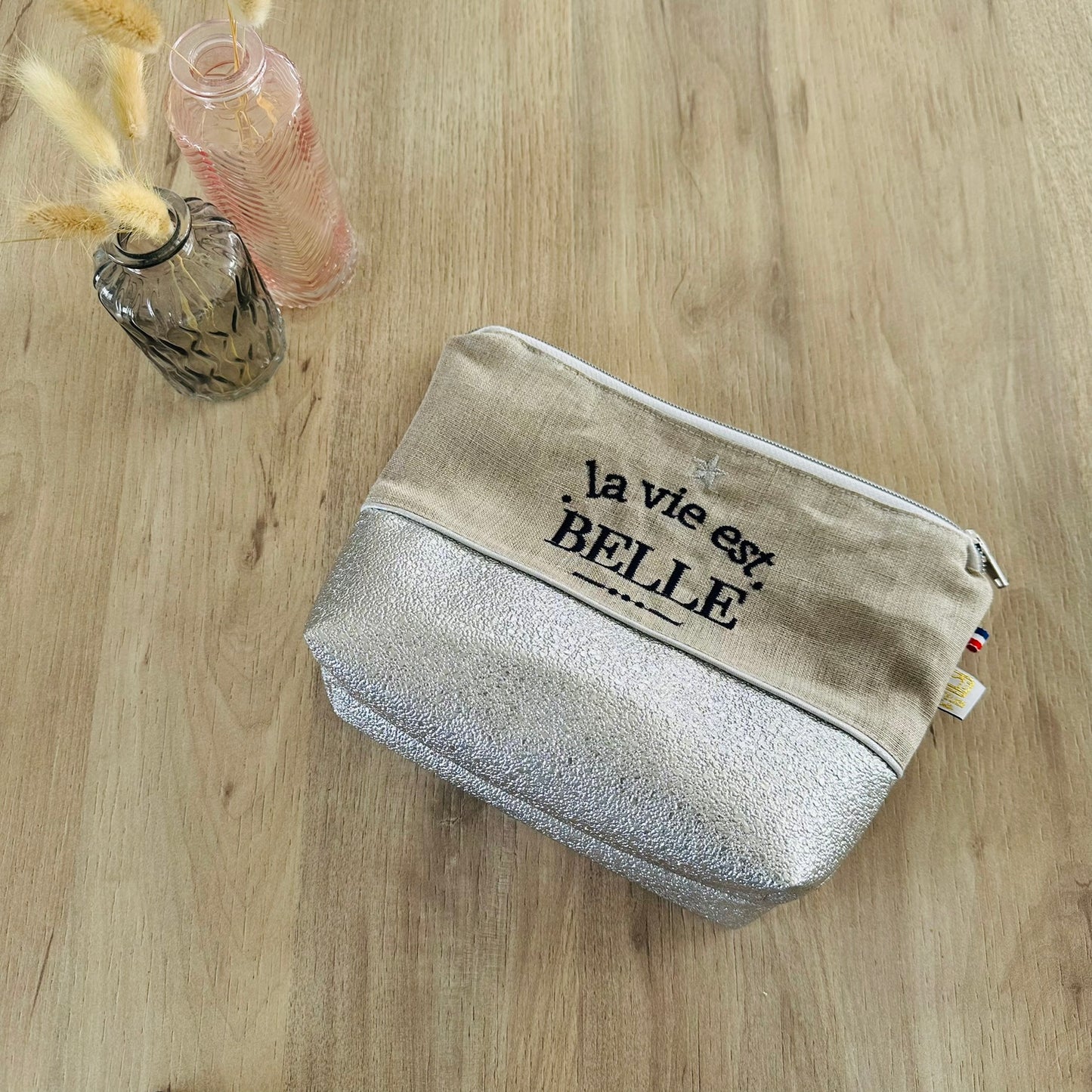 Trousse brodée, La vie est belle argent