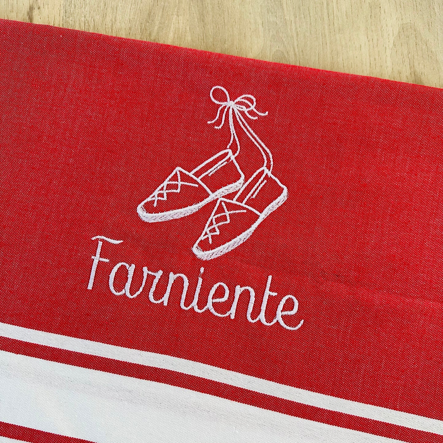 Fouta brodée, espadrilles