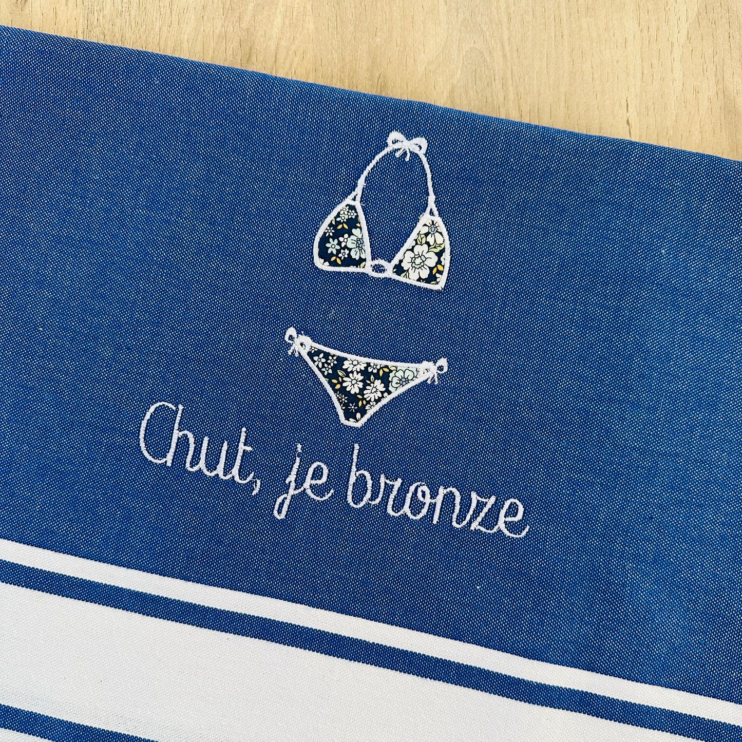 Fouta brodée, bikini