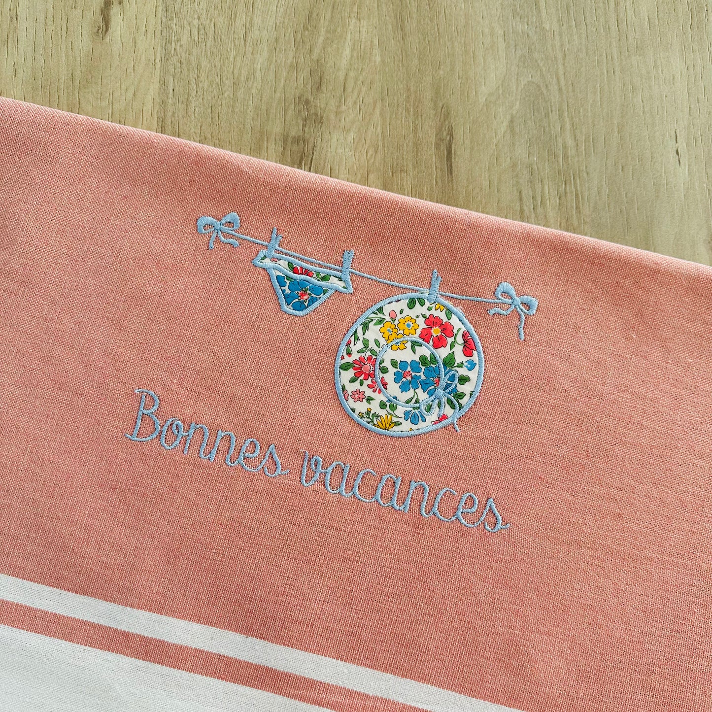 Fouta brodée, maillot de bain