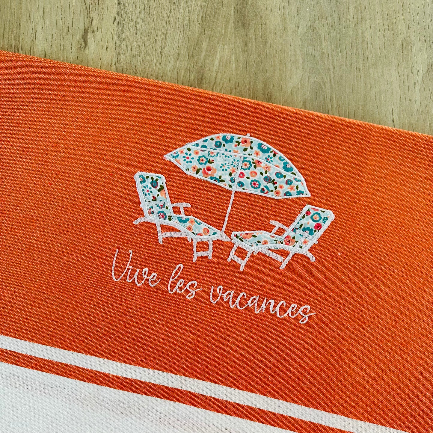 Fouta brodée, transat