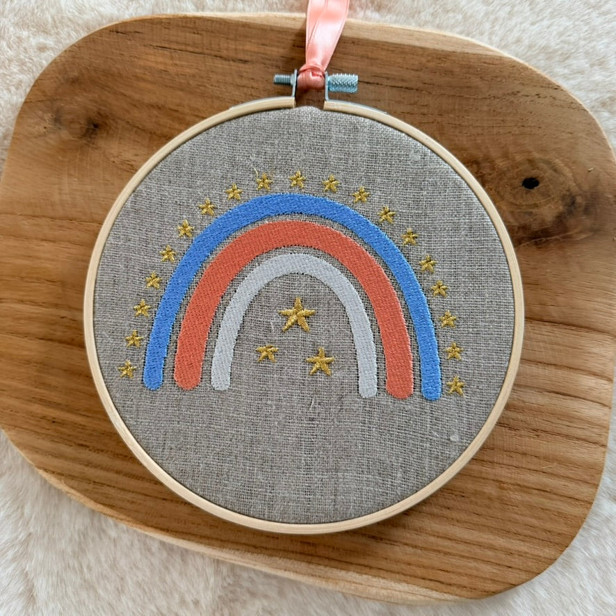 Cadre brodé, Arc en ciel étoiles