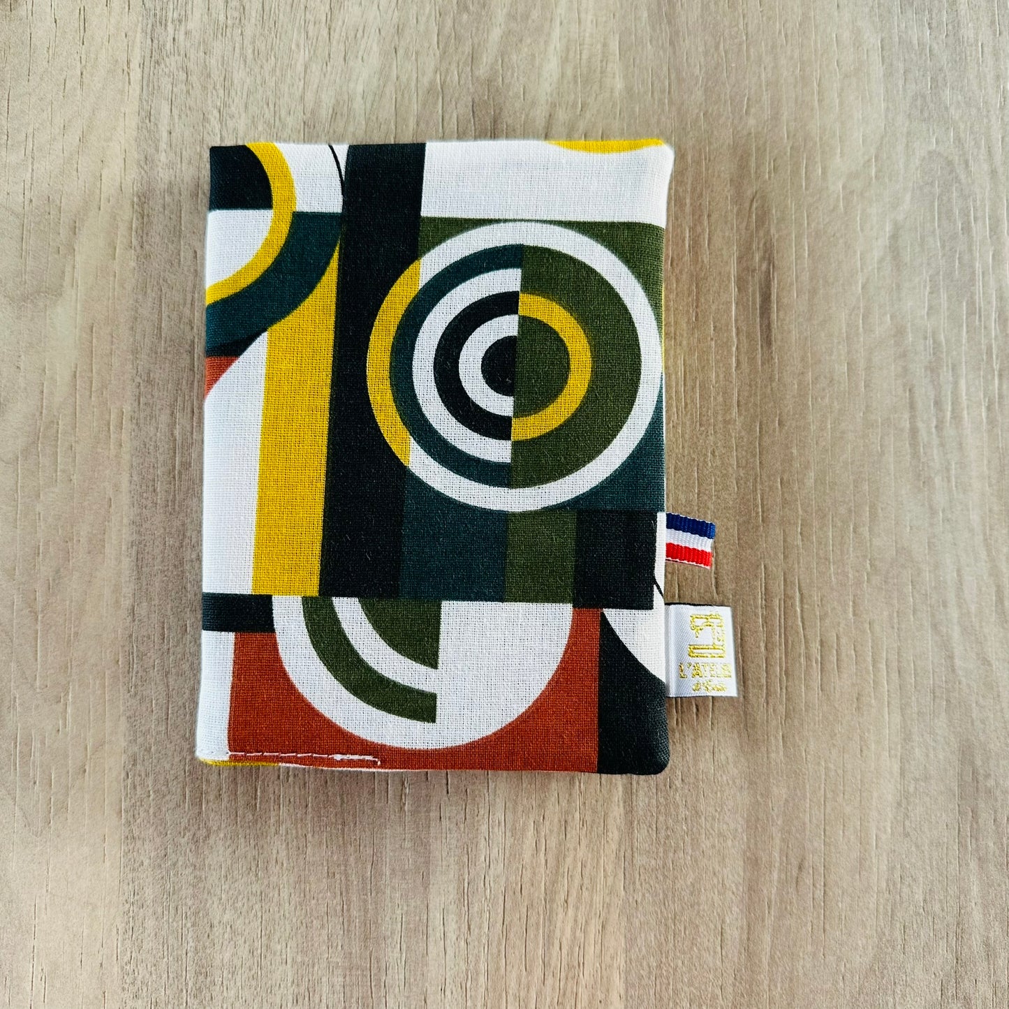 Protège passeport, artiste