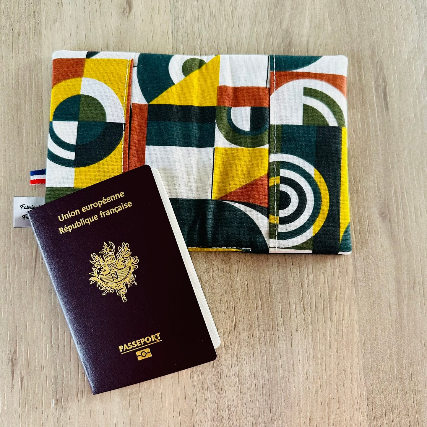 Protège passeport, artiste