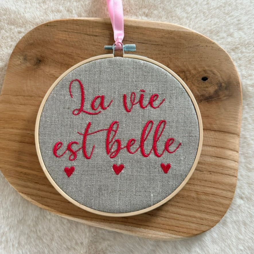Cadre brodé, La vie est belle