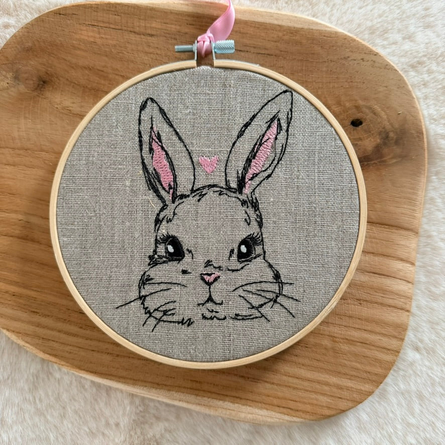 Cadre brodé, Lapin