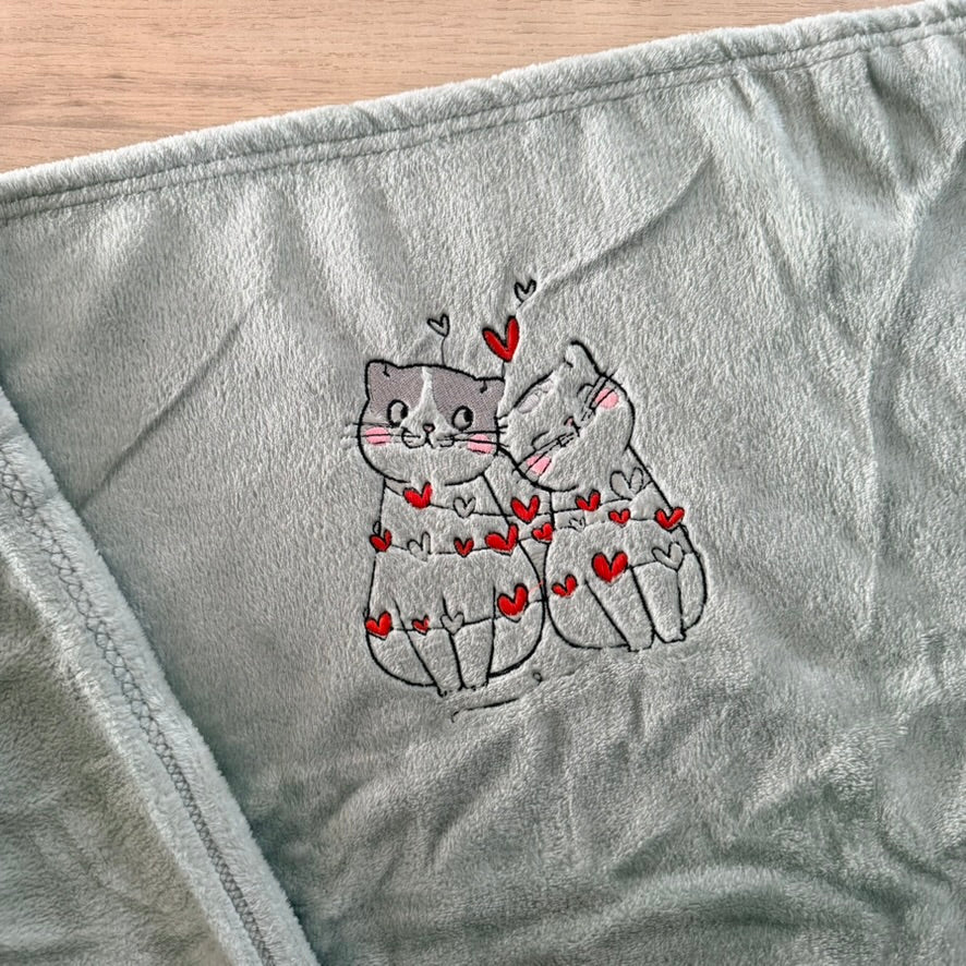 Plaid brodé, Chats amoureux