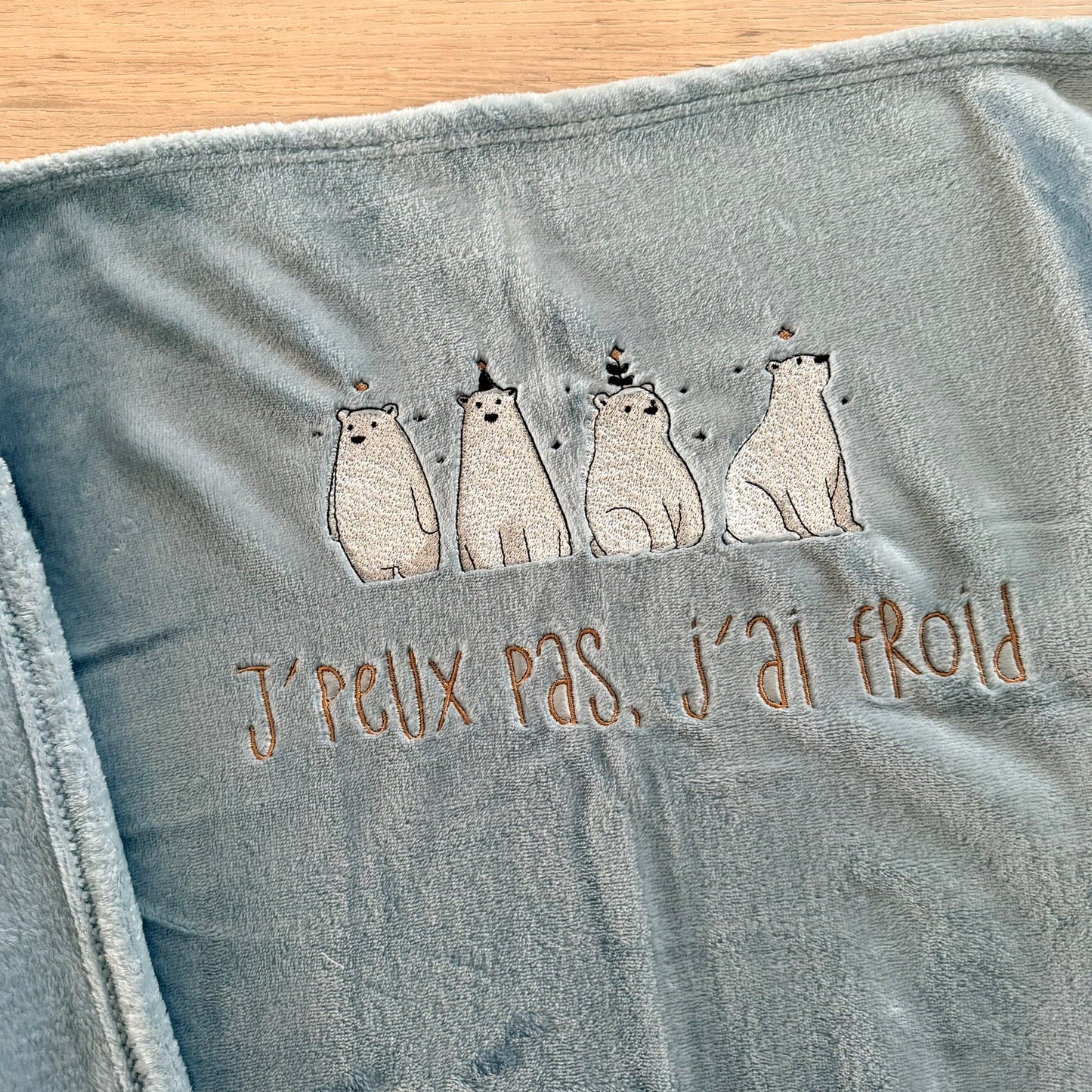 Plaid brodé, Ours polaire