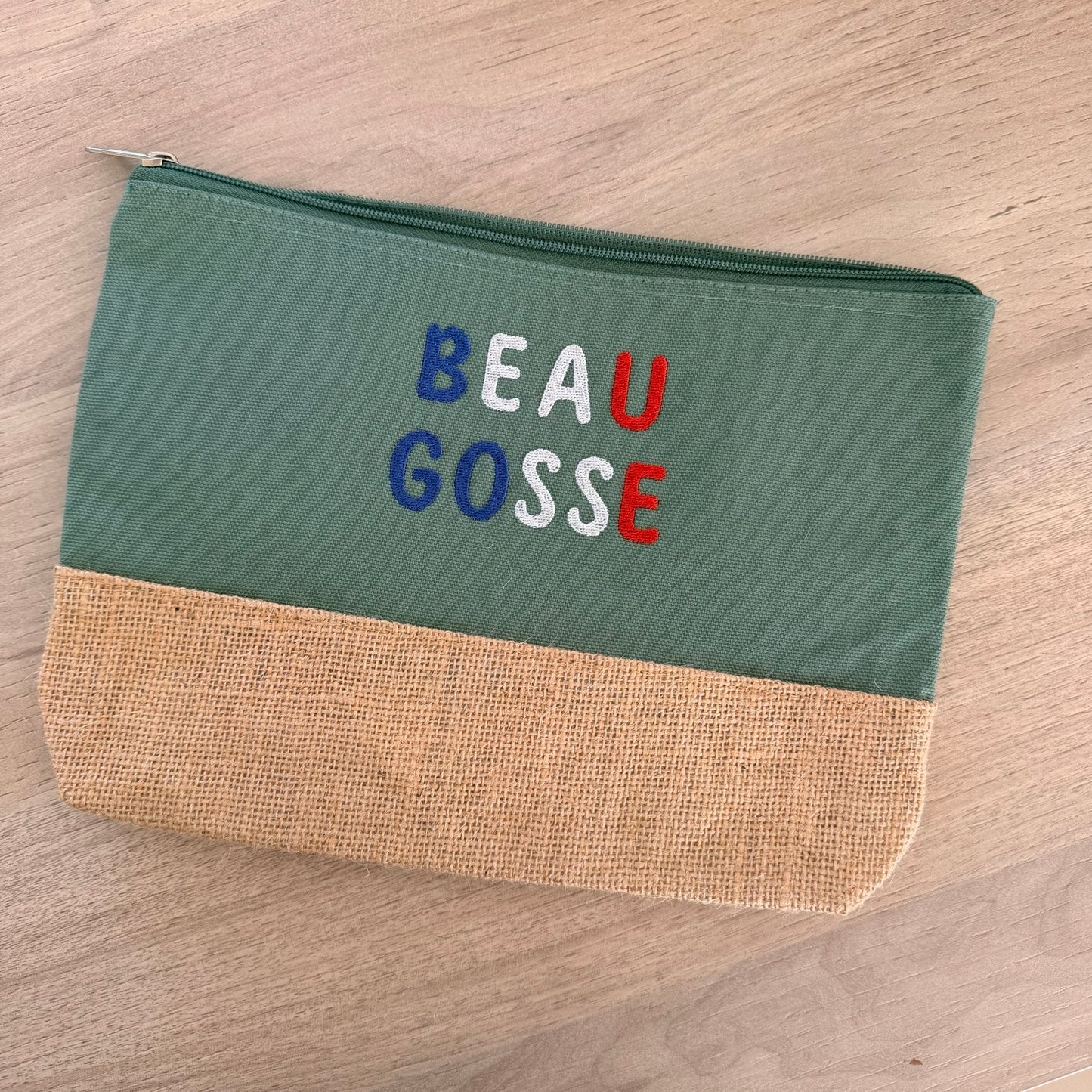 Trousse brodée, Beau gosse