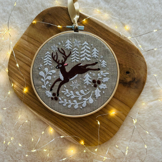 Boule de noël brodé "Biche de Noël"