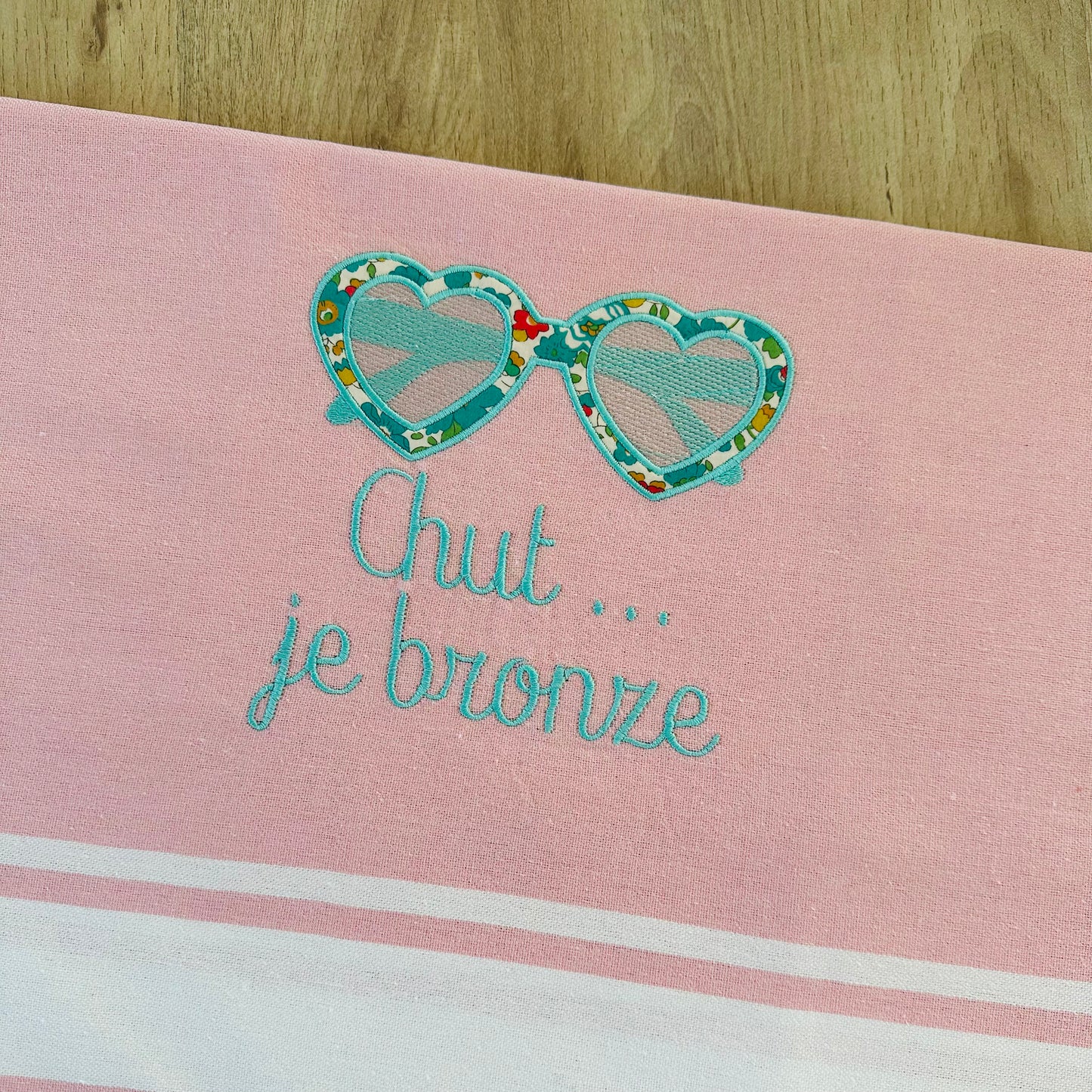 Fouta brodée, lunette coeur