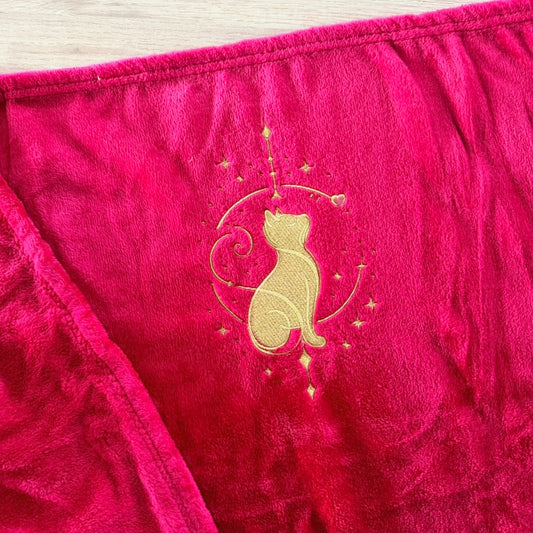 Plaid brodé, Chat doré