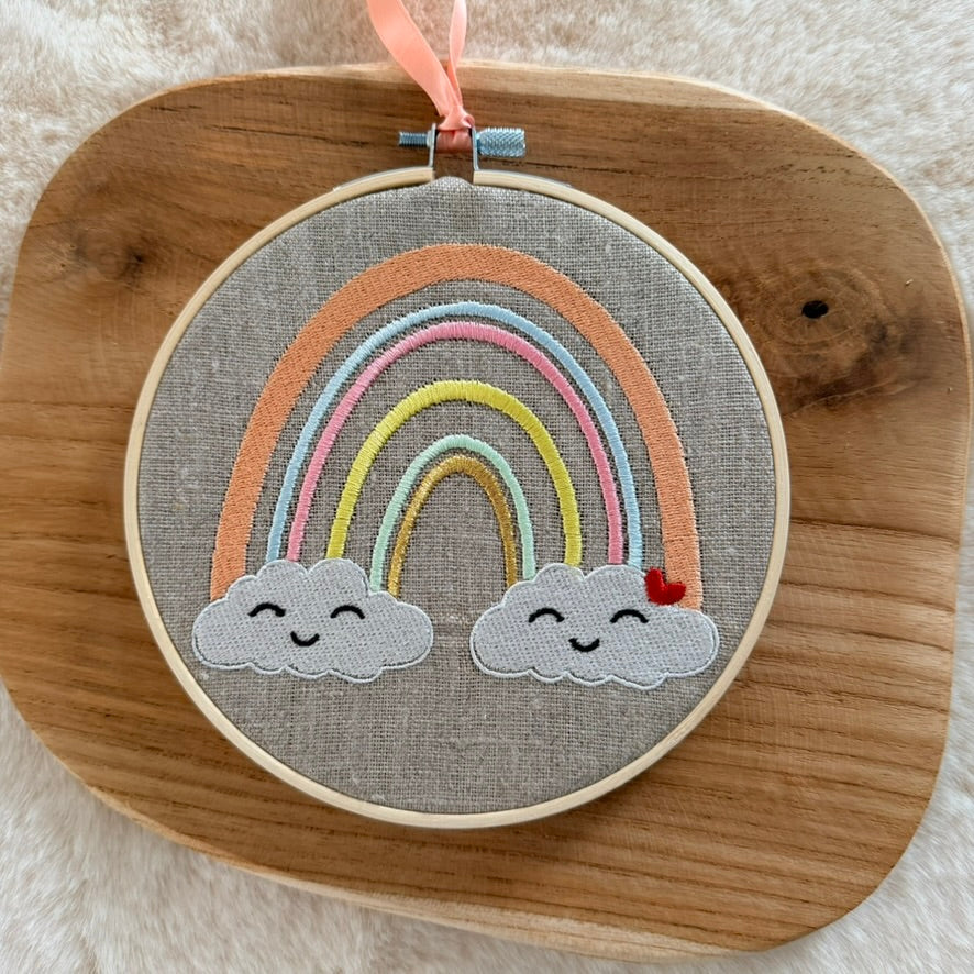 Cadre brodé, Arc en ciel nuages