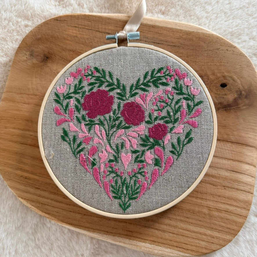 Cadre brodé, Coeur fleuri