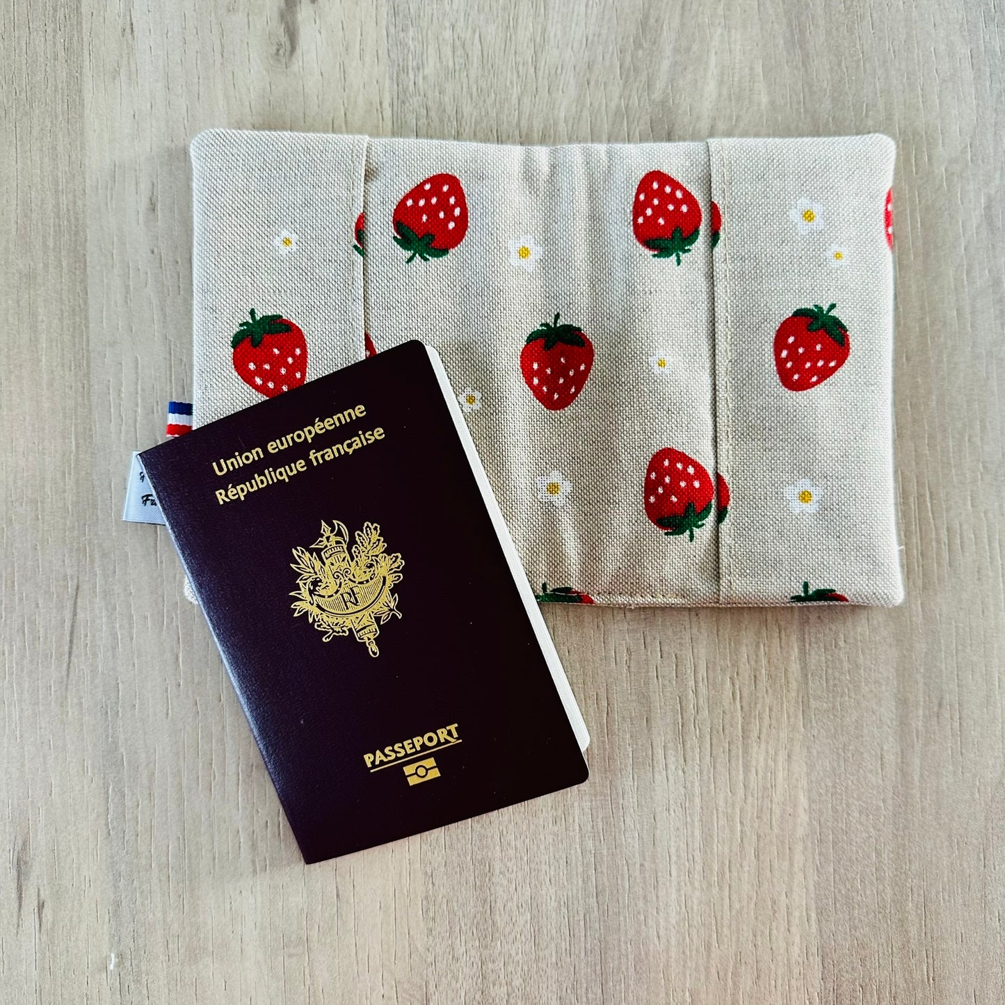 Protège passeport, fraises