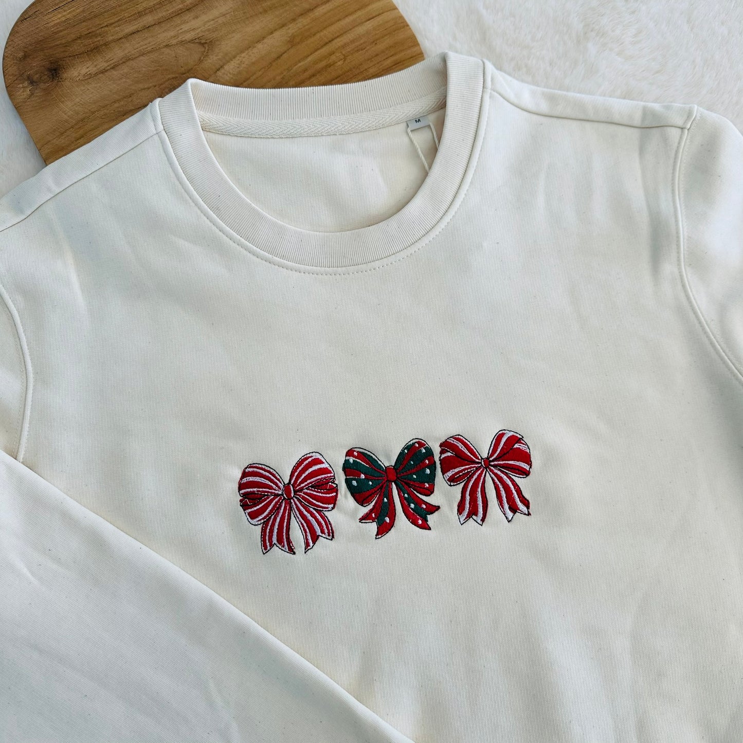 Sweat brodé, noeuds de noël