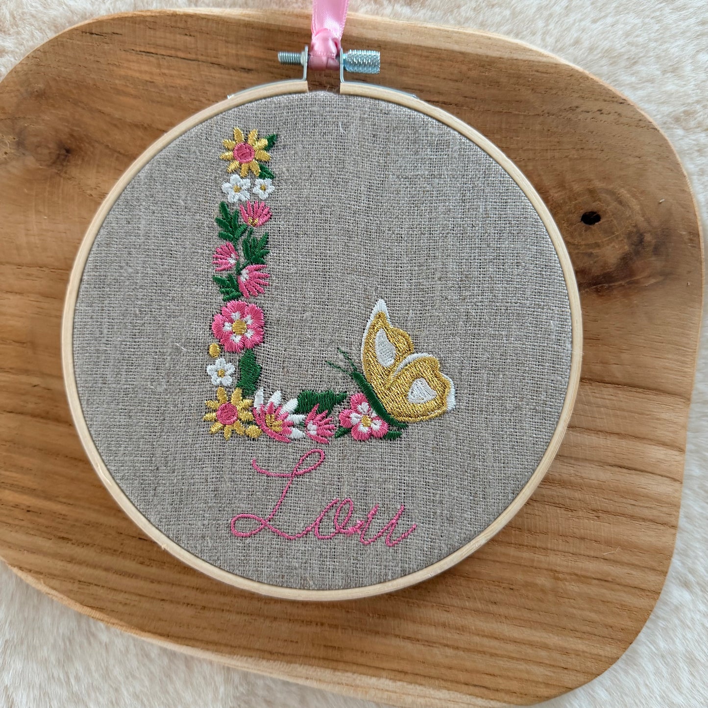 Cadre brodé, Lettre fleurs