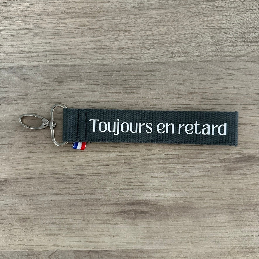 Porte clés, toujours en retard